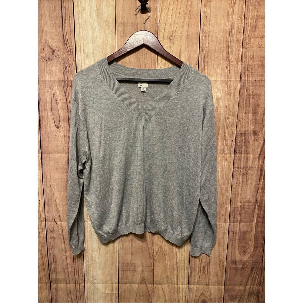 A New Day Medium NWT grey light sweater v-neck women’s